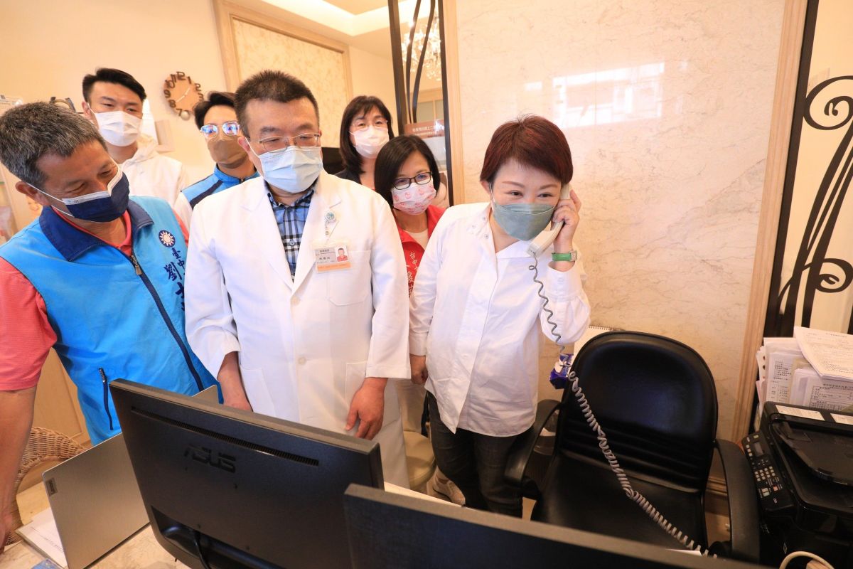 ▲市長盧秀燕今至施勝桓小兒科診所慰問，為醫護加油打氣(圖／市政府提供2022.6.3)