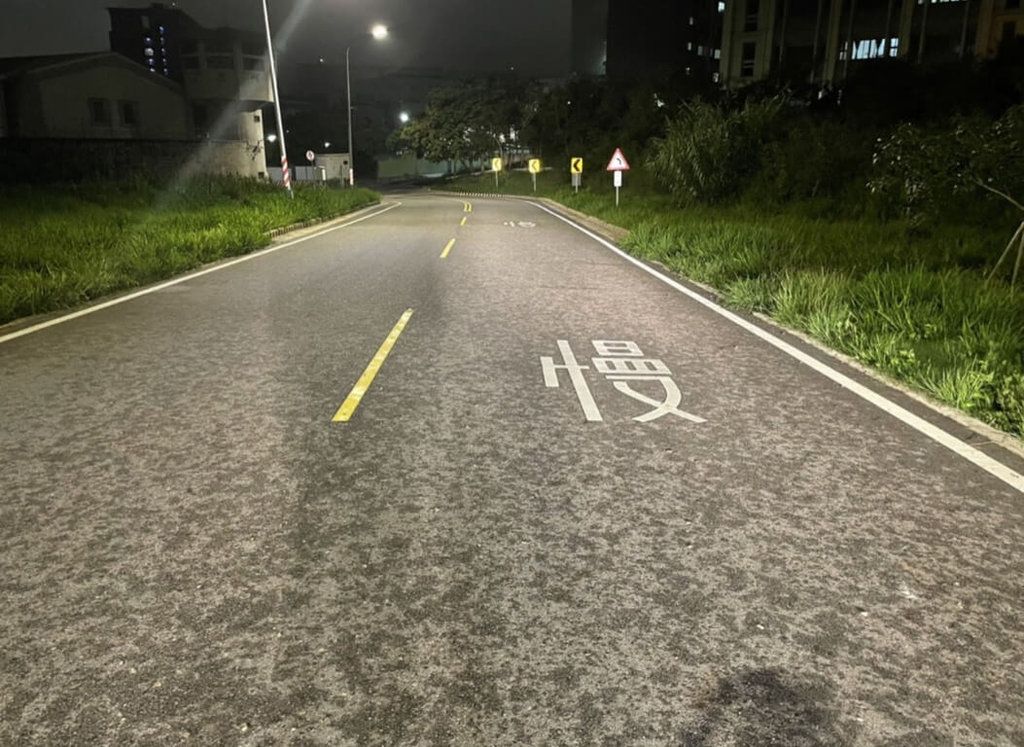 ▲金門監獄外環道路2日晚間鞭炮聲大作，警方趕往現場發現，陳姓男子等人是為了要替獄中友人慶生而夥同其他好友燃放煙火，警方當場要求陳男等人將道路清理乾淨，將依社會秩序維護法裁處。（金門縣警察局提供）中央社記者黃慧敏傳真 111年6月3日