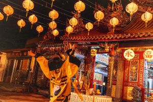 ▲蔡淑臻拍攝《村裡來了個暴走女外科》時,誤吞柴油險噴火。(圖/公共電視提供) ▲蔡淑臻拍攝《村裡來了個暴走女外科》時,誤吞柴油險噴火。(圖/公共電視提供)