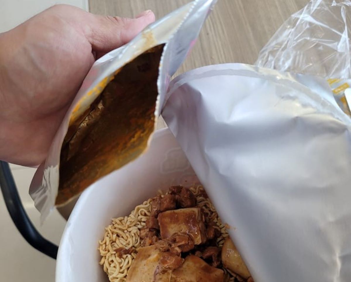 ▲有網友分享調理包用完別急著丟，曝光「真實用途」後引來全場驚呼「月底救星！」。（圖／翻攝爆廢公社公開版臉書）