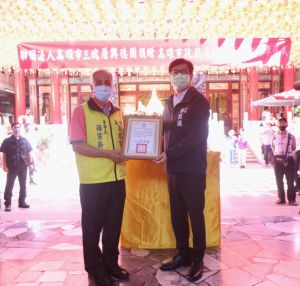 ▲市長陳其邁代表高市府受贈消防車模型及鑰匙,並回贈廟方感謝狀致謝。(圖/高市府提供) ▲市長陳其邁代表高市府受贈消防車模型及鑰匙,並回贈廟方感謝狀致謝。(圖/高市府提供)