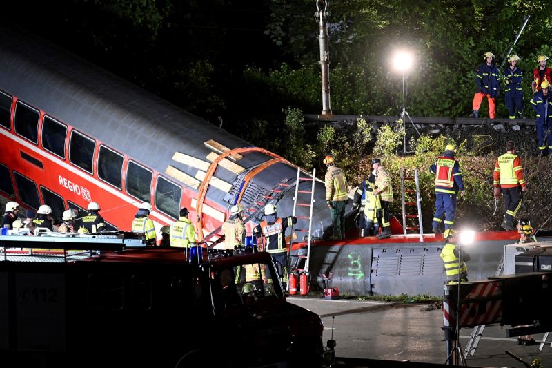 ▲德國警方和地方官員表示，南部地區一列區域列車發生脫軌事故，造成3人死亡，16人受重傷。（圖／美聯社／達志影像）