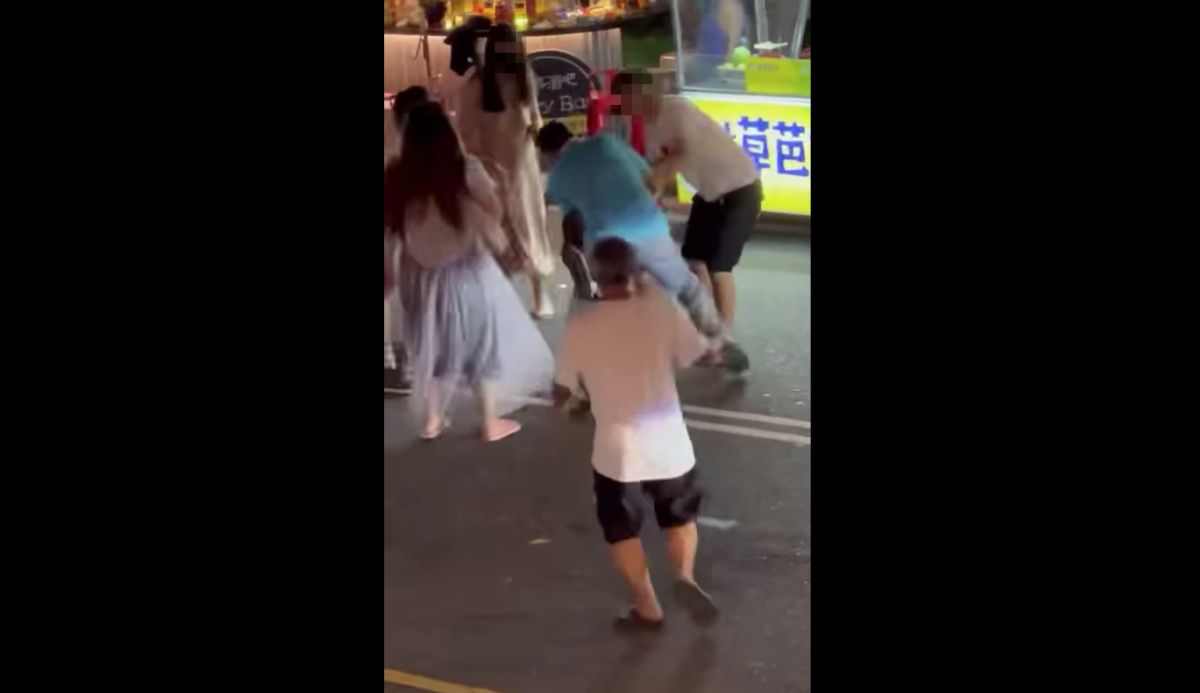 ▲墾丁大街昨（3）晚發生當街鬥毆衝突，一位打赤膊的男子疑似酒後鬧事，發酒瘋與其他路人爆發口角，最後演變成多人互毆。（圖／翻攝自「爆料公社二社」臉書社團）