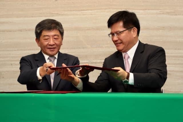 ▲林佳龍(右)與陳時中都被視為代表民進黨參選台北市長的熱門人選。(圖/翻攝自林佳龍臉書)