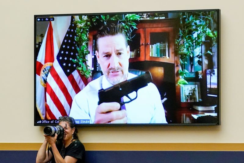 美眾院槍枝管制聽證會　共和黨議員「當眾掏槍」反對