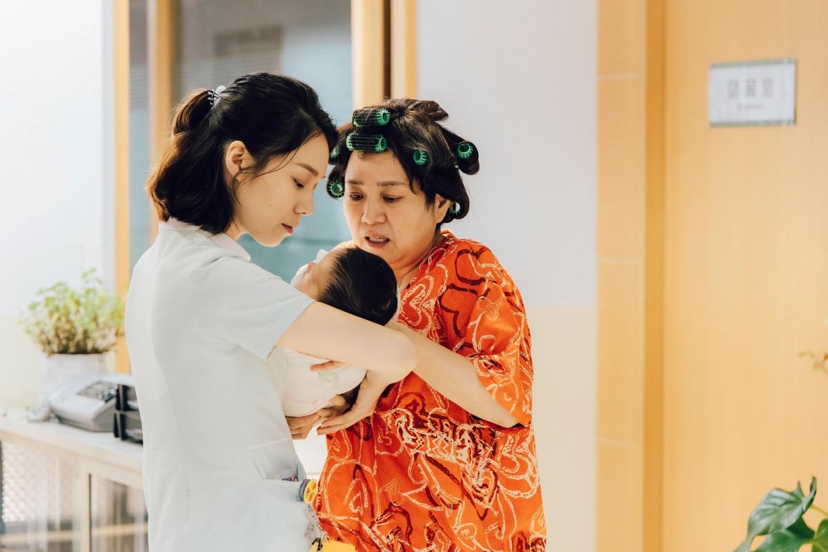 ▲《村裡來了個暴走女外科》許乃涵劇中面臨家庭和工作間的雙重壓力。（圖片提供／牽猴子股份有限公司）