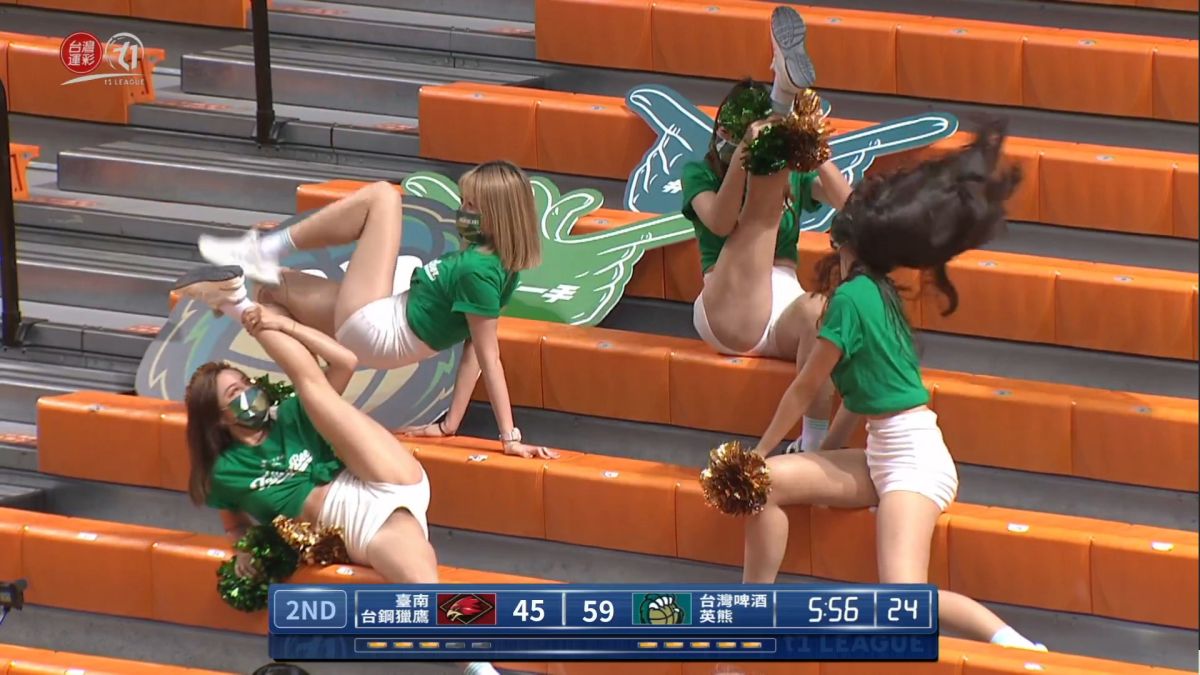 ▲台灣啤酒英雄的啦啦隊「小調啤」，使出渾身解數來干擾對手，結果驚天一抬，讓所有網友重看了好幾遍。（圖／翻攝T1 Twitch）
