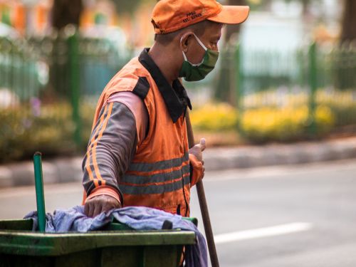 山西清潔員爆工作要戴定位器、不動就罰！自家人狠酸：監控大國
