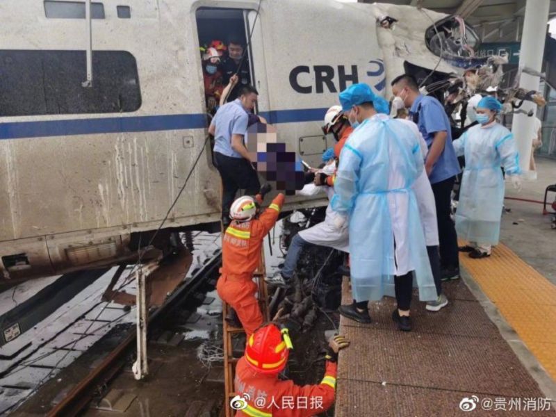 中國列車於貴州遇土石流出軌！車頭嚴重損毀　已知1死8傷
