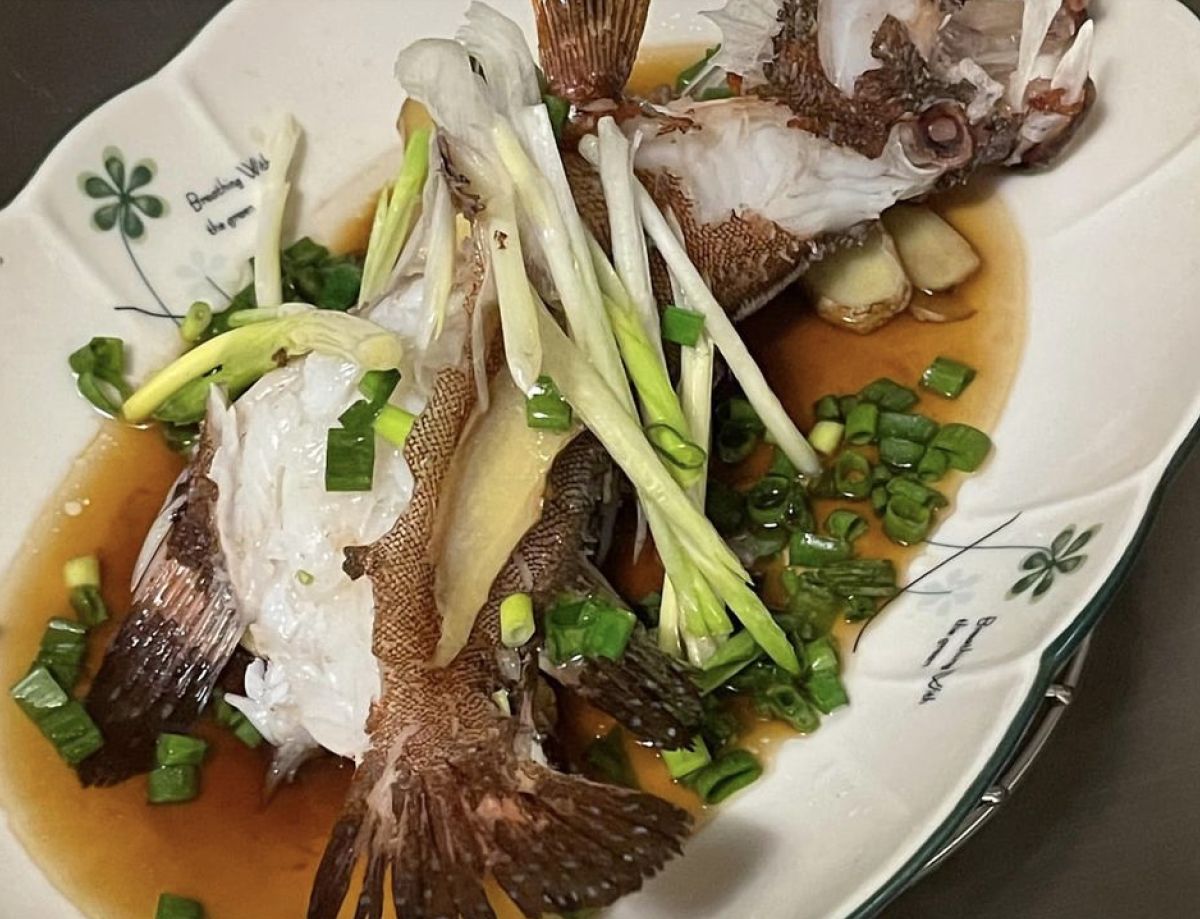 ▲有網友分享，他在家蒸魚時，開鍋竟發現整條魚爆開，模樣十分難以言喻，讓他當場傻眼。（圖／翻攝自臉書社團「家常菜」）