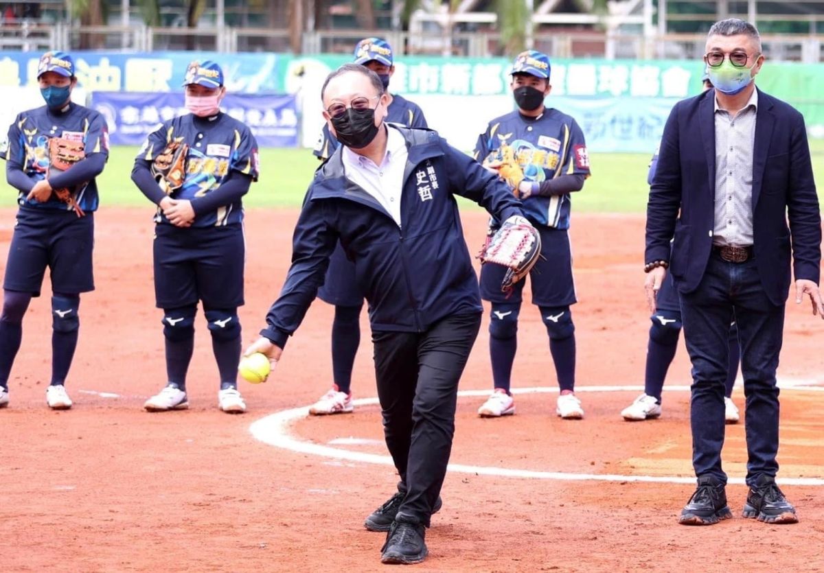 ▲高雄市副市長史哲今天代表市長陳其邁出席企業女子壘球聯賽在高雄主場的開球儀式。（圖／截自史哲臉書）