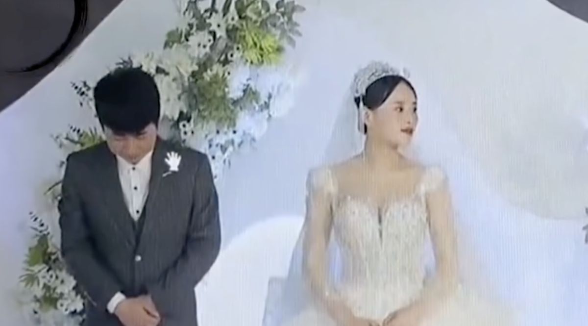 ▲中國有一名新郎卻在典禮上笑不出來，不僅全程低頭，還一副昏昏欲睡的模樣，讓人質疑是否沒有結婚意願。（圖／翻攝自微博）