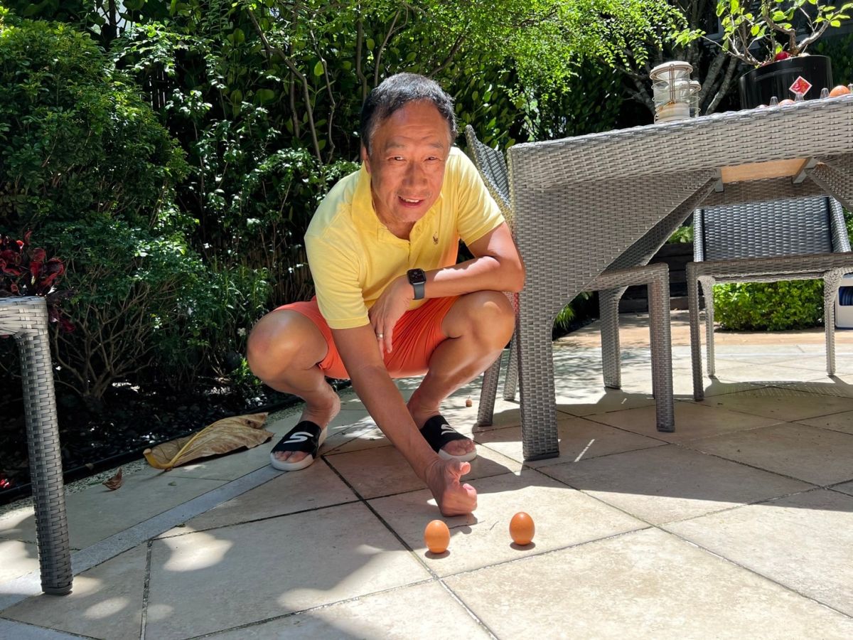 ▲郭台銘在臉書上，PO出端午成功立蛋照。（圖／翻攝自郭台銘臉書）