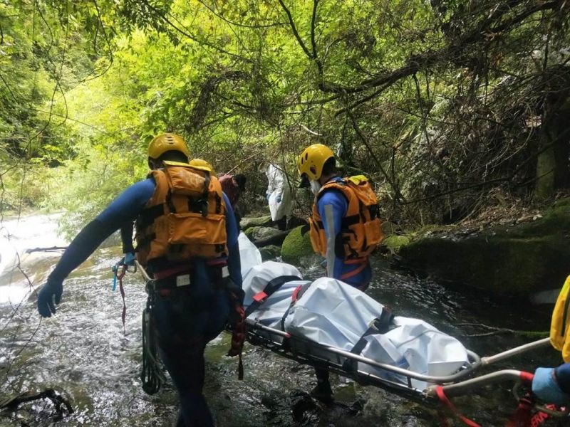 ▲男子獨自攀登武陵桃山失聯，搜救人員於溪中發現遺體。（圖／翻攝畫面）