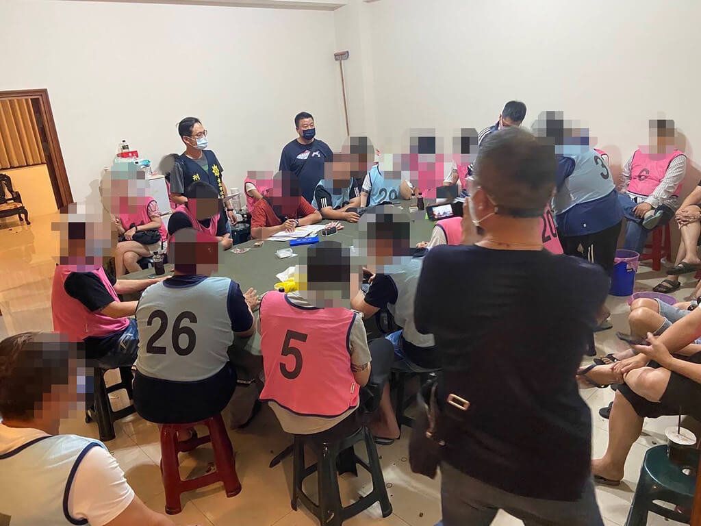 ▲台南市政府警察局第三分局4日凌晨在安南區總安街一處透天民宅破獲天九牌職業賭場，逮捕負責人32歲莊姓男子、屋主43歲李姓女子及29名賭客。（圖／台南市警局提供）