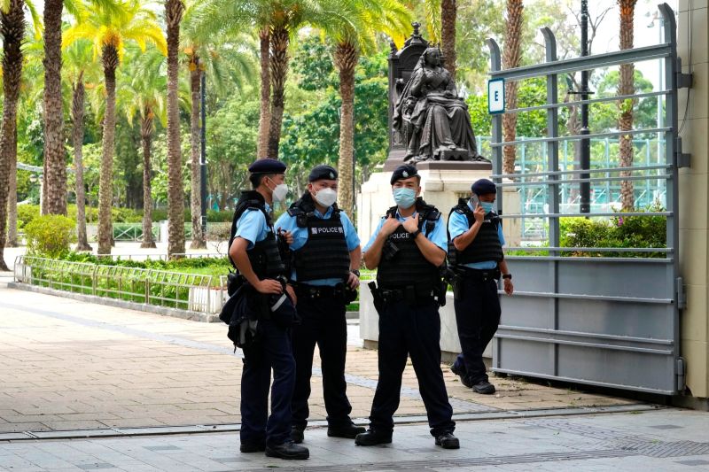 ▲今天是六四33週年，香港政府連續第二年封鎖以往舉辦六四燭光集會的維園足球場等範圍，大批警察在維園一帶戒備及巡邏，維園各出入口也有警察駐守。（圖／美聯社／達志影像）