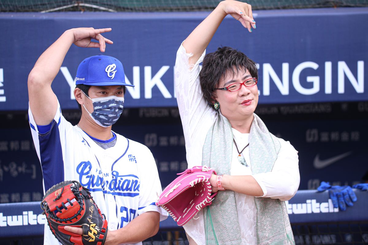 ▲扮演「九天玄女唯一指定姐妹」算命阿姨廖麗芳的網紅阿翰跟林琨笙合影。（圖／葉政勳攝）
