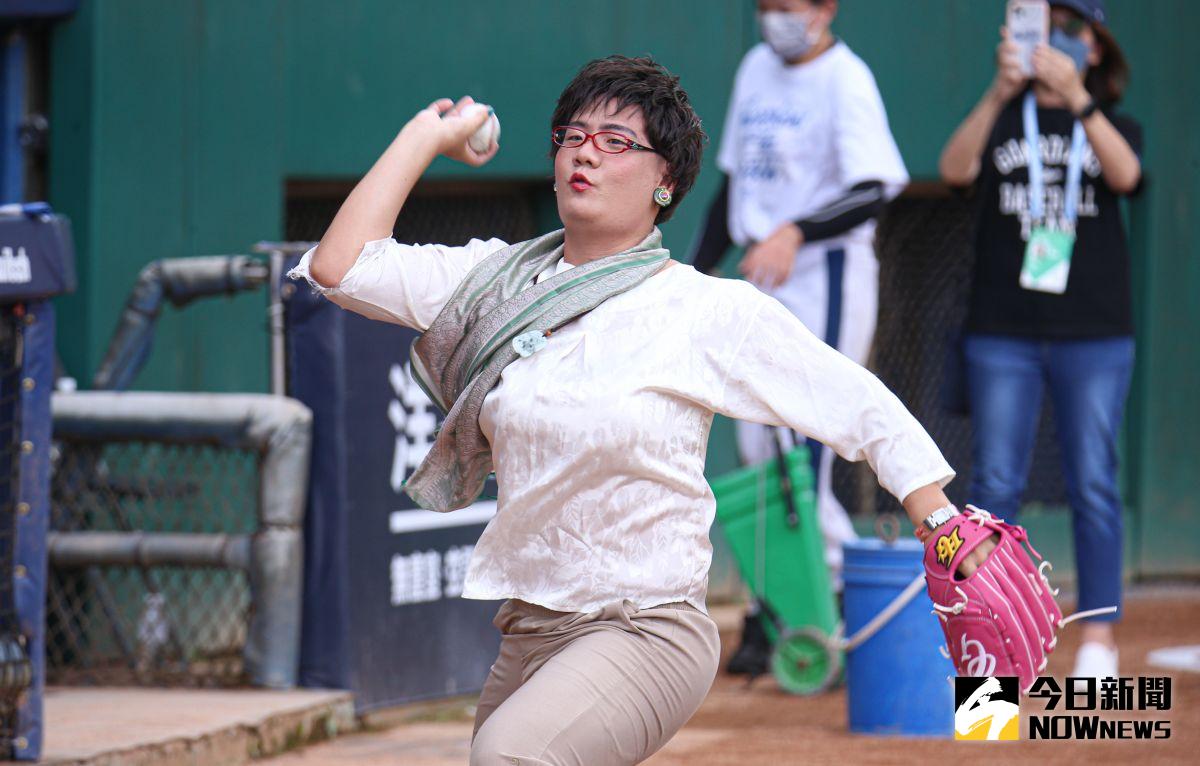 ▲扮演「九天玄女唯一指定姐妹」算命阿姨廖麗芳的網紅阿翰。（圖／葉政勳攝）