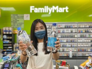 ▲自有品牌鹼性離子水、小分子氣泡水系列明日快閃買一送一。（圖／全家提供）