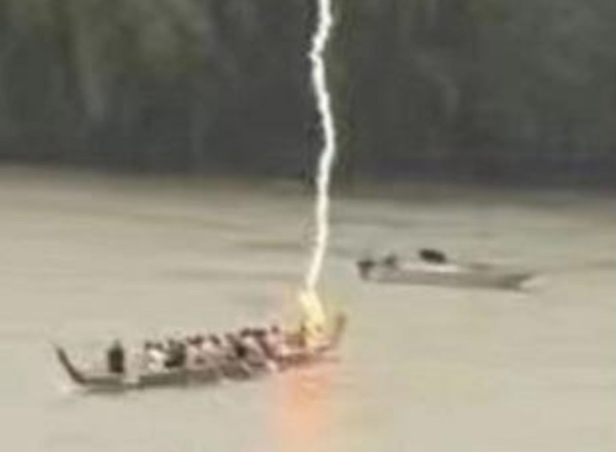 ▲中國湖南省3日發生龍舟遭雷擊中，1人落水失蹤的意外。（圖／翻攝自網易）