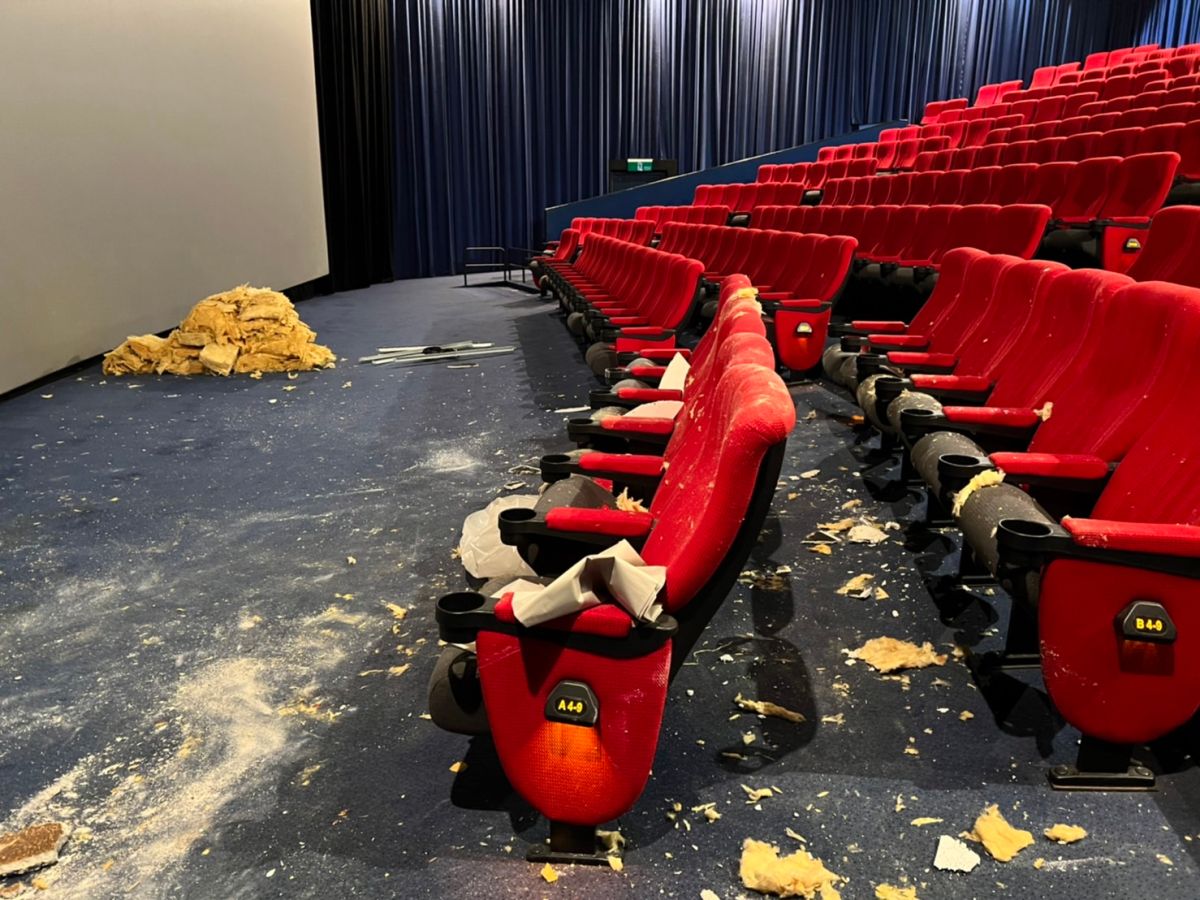 ▲高雄大遠百威秀影城今天上午播映電影時，天花板突然崩落，高市府工務局獲報後第一時間就立即派員到場勘查，認定業者違反《建築法》將依法裁罰6萬元。（圖／高市府工務局提供）