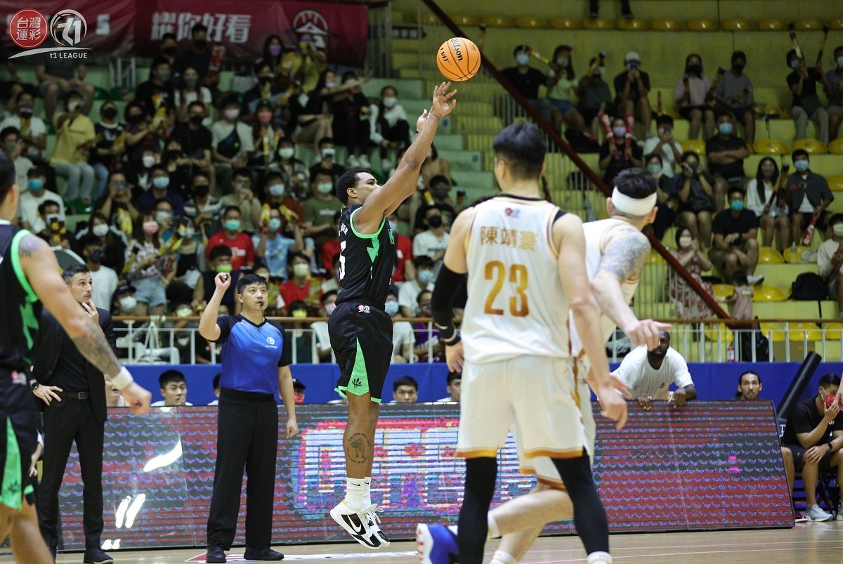 ▲亞歷山大投進致勝三分，幫助海神奪得T1元年總冠軍。（圖／T1聯盟提供）