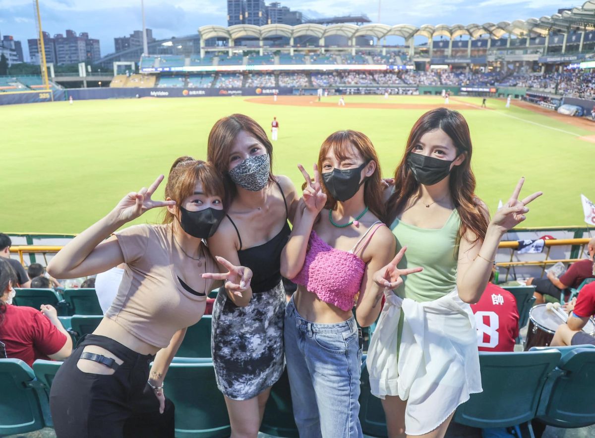 ▲樂天女孩陳伊、沐妍、林襄、菲菲前進客場應援。（樂天提供）