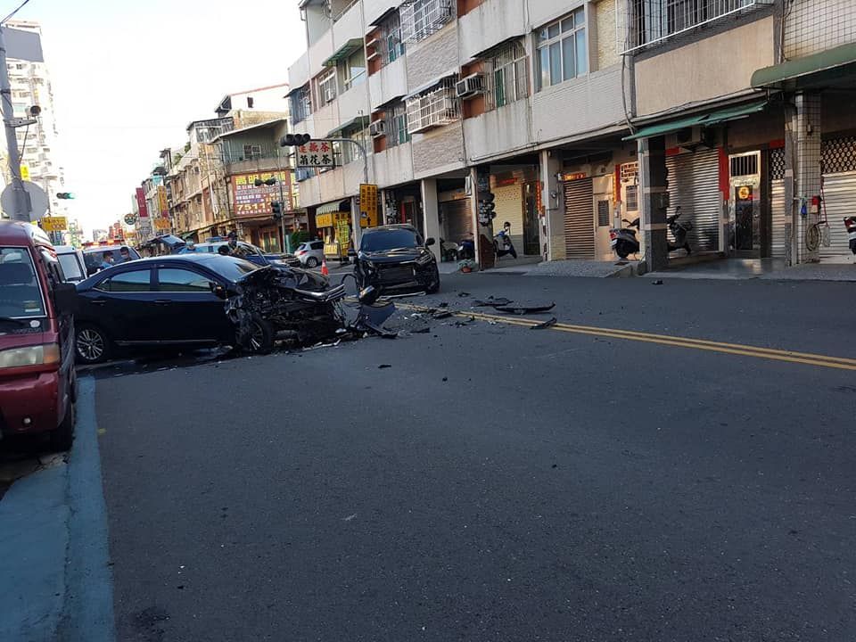 ▲高雄市鳳山區五甲南華路今（5）早7點半左右發生一起重大車禍，一輛轎車與休旅車不明原因對撞，撞擊力道猛烈，轎車車頭全毀。（圖／翻攝自高雄大小事臉書社團）