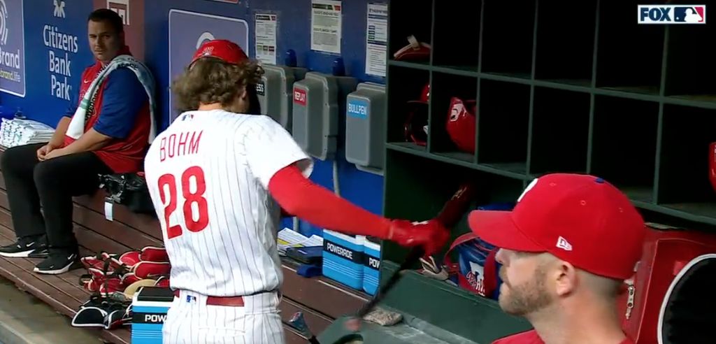 ▲費城人Alec Bohm怒砸球棒反而受傷。（取自FOX Sports)