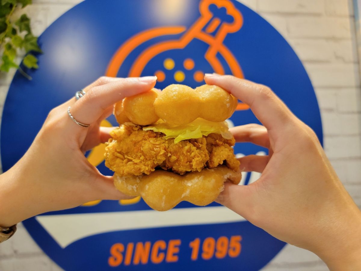 ▲21風味館攜手統一多拿滋Mister Donut，人氣NO.1蜜糖波堤搭配招牌香脆炸雞腿排，好邪惡的隱藏版鹹甜「蜜糖炸雞波堤堡」於6/6～6/21前限時16天快閃開賣，引來粉絲嗨喊「想被熱量霸凌」。（圖／21風味館提供）