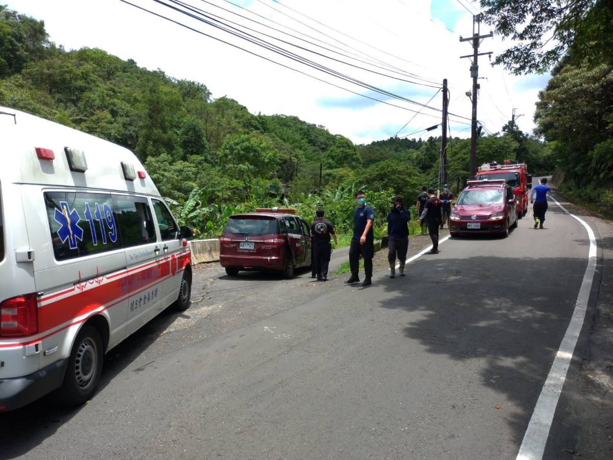 ▲新北市雙溪區虎豹潭古道，今（5）日上午有民眾不慎滑落邊坡，警消人員救出後將其協助送醫。（圖／翻攝畫面）