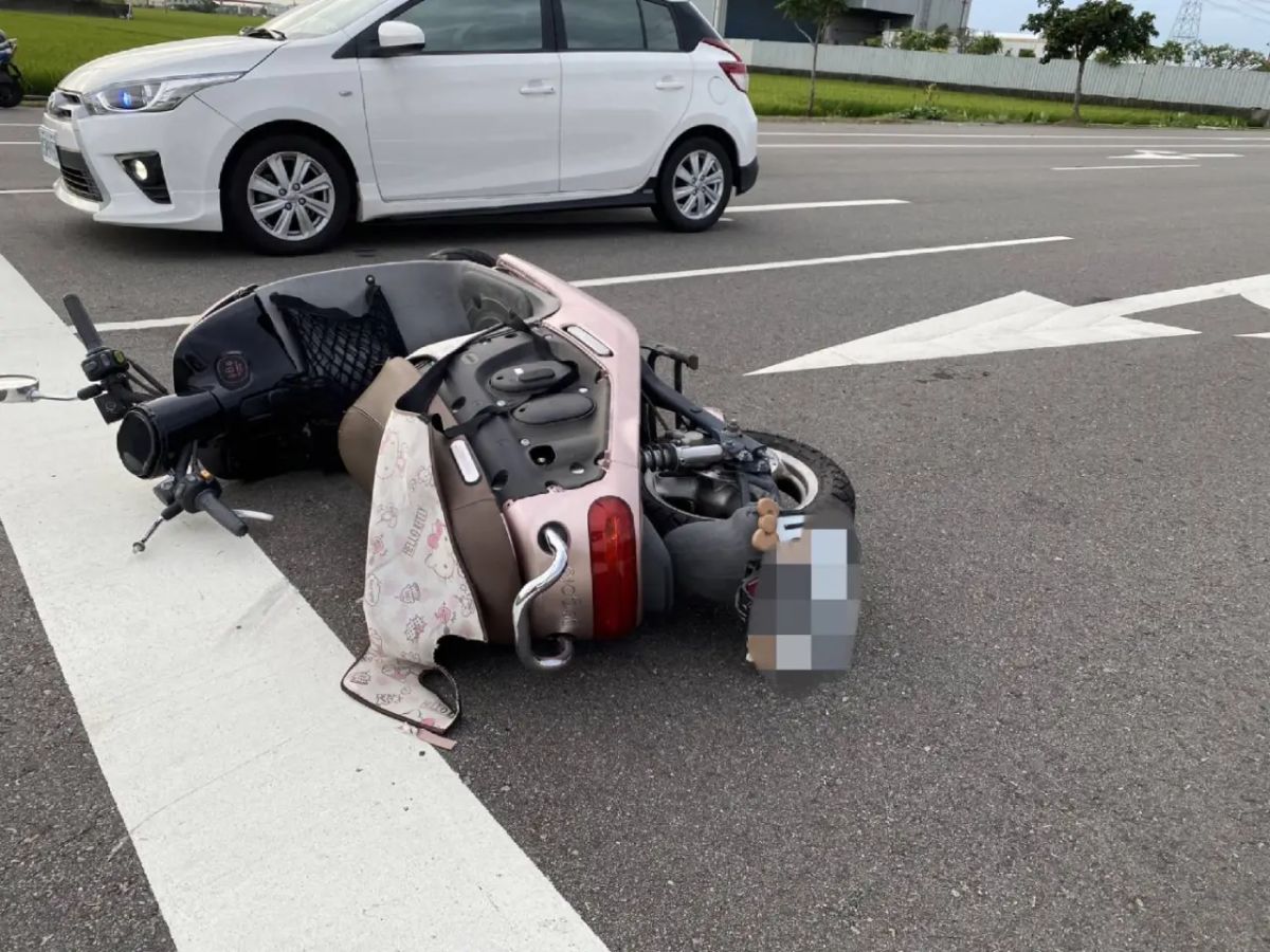 ▲台中一名陳姓女騎士，日前遭逃逸移工闖紅燈撞倒，全身多處骨折陷入昏迷。（圖／翻攝自記者爆料網）