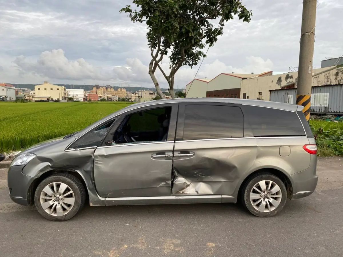 ▲肇事後，一干人等又繼續往前開了約50公尺才停下車，並分頭逃逸。（圖／翻攝自記者爆料網）