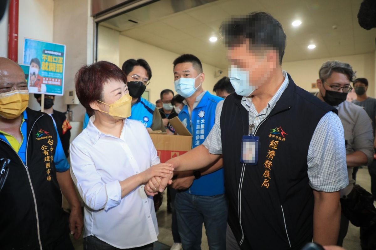 ▲市長盧秀燕前往市場慰勉受傷管理員，強調市府將裁罰不戴口罩罰金，最高1.5萬元，施暴部分絕對嚴懲究辦(圖／市政府提供2022.6.5)