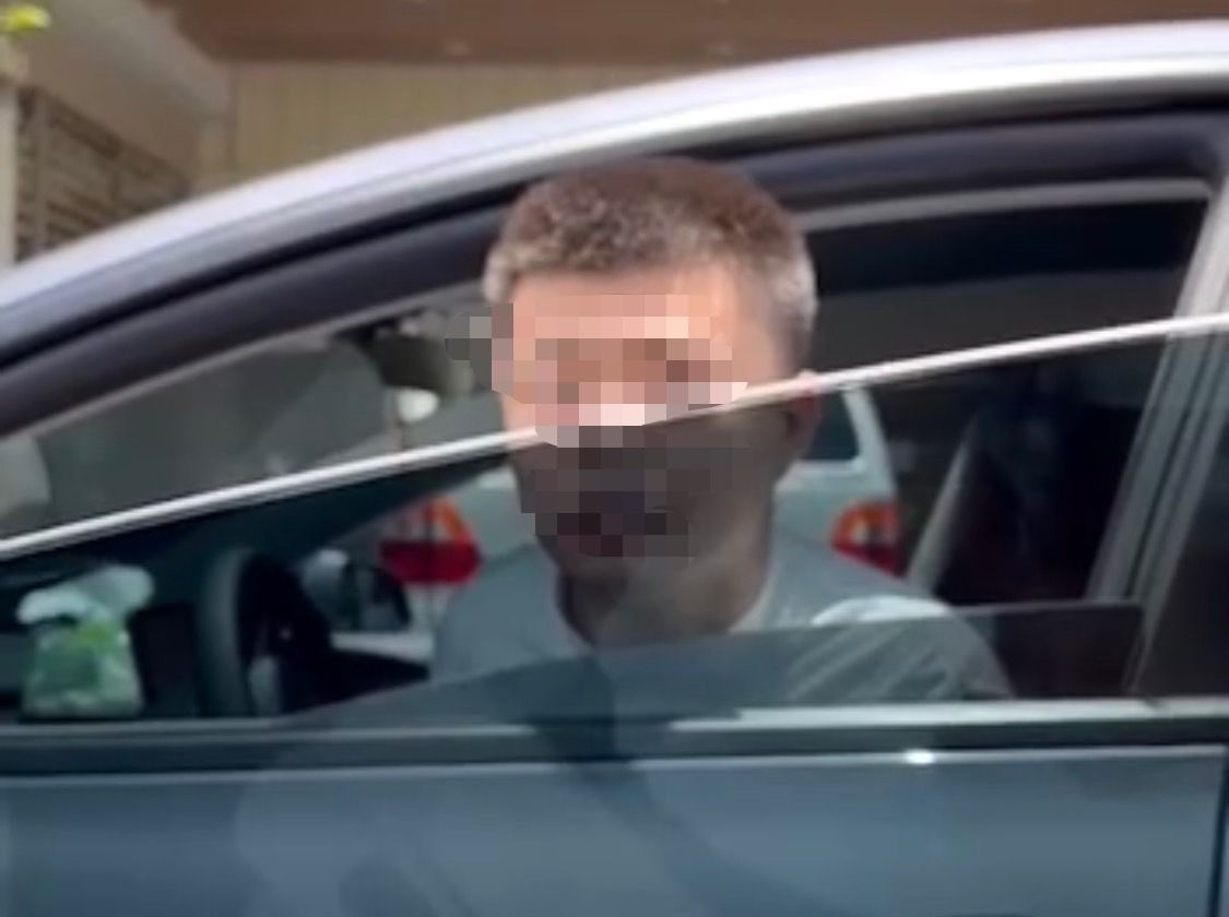 ▲2名特斯拉車主，因充電而爆發糾紛，男子竟拿出電動BB槍，往對方車內連續開多發子彈。（圖／翻攝自爆廢公社）