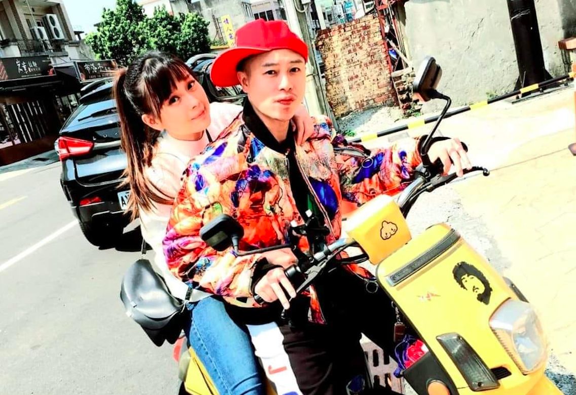 ▲彈頭（右）與交往近7年的空姐女友分手。（圖／翻攝彈頭臉書）