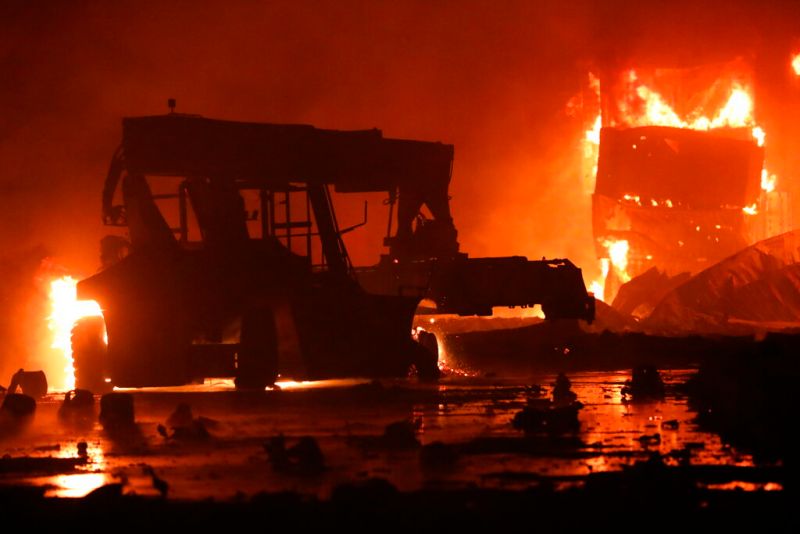 ▲孟加拉南部吉大港附近一座貨櫃倉庫發生大火，引發化學品爆炸，火勢目前仍在延燒，造成至少34人喪生、300人受傷。（圖／美聯社）