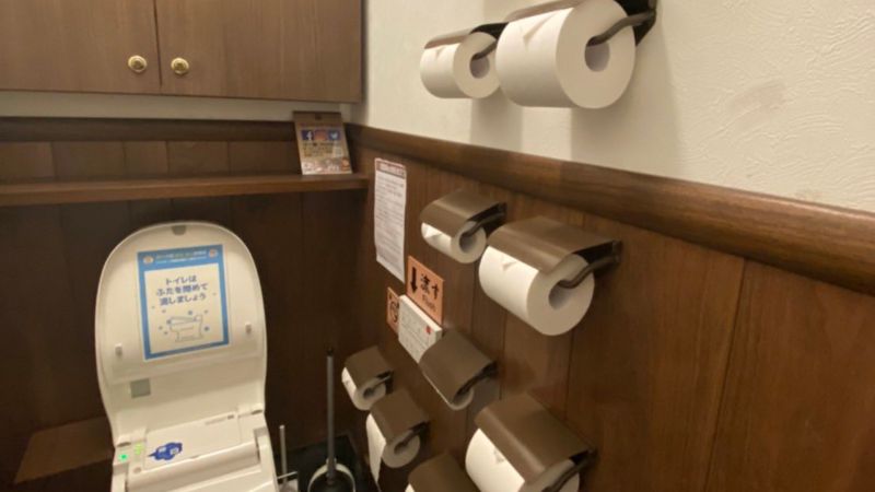 ▲有網友分享，他在一蘭拉麵的廁所拍下好多個捲筒衛生紙架的畫面，掀起日本網友熱議。（圖／推特@Nyau_neko316）