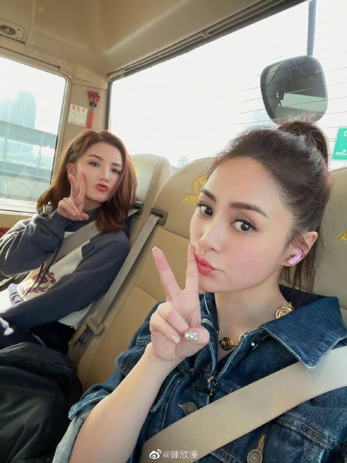 ▲阿嬌（右）與阿Sa（左）兩人除了一起組女子團體Twins之外，在遇到人生風波的時候，彼此都在對方身邊，不離不棄。（圖／翻攝阿嬌微博）