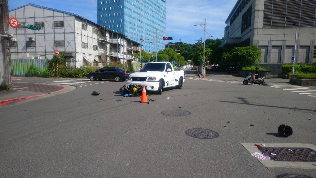 ▲台北市南港區南港路一段今（5）日下午3時許，發生一起嚴重車禍，機車騎士噴飛命危搶救中。（圖／NOWnews）