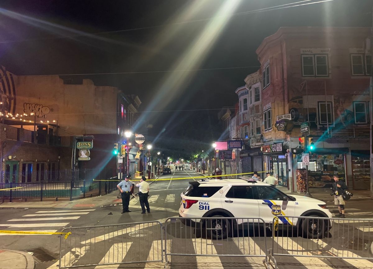 ▲美國賓州費城周六（4）深夜傳出兩起大規模槍擊事件，已知有3人中槍身亡、11人受傷送醫。（圖／翻攝自Max M. Marin 推特 @MaxMMarin）