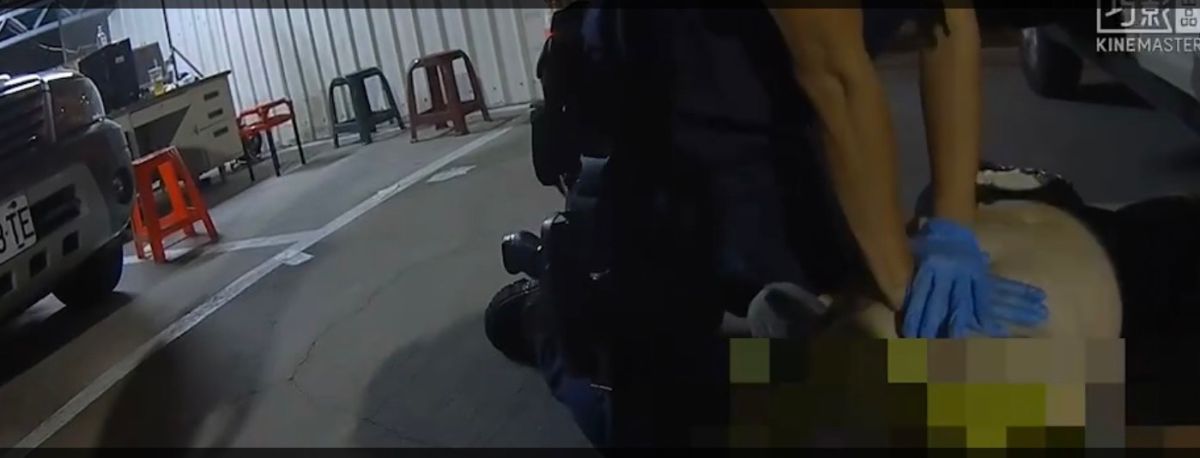 ▲警方對蔡男進行搶救。（圖／記者郭凱杰翻攝）