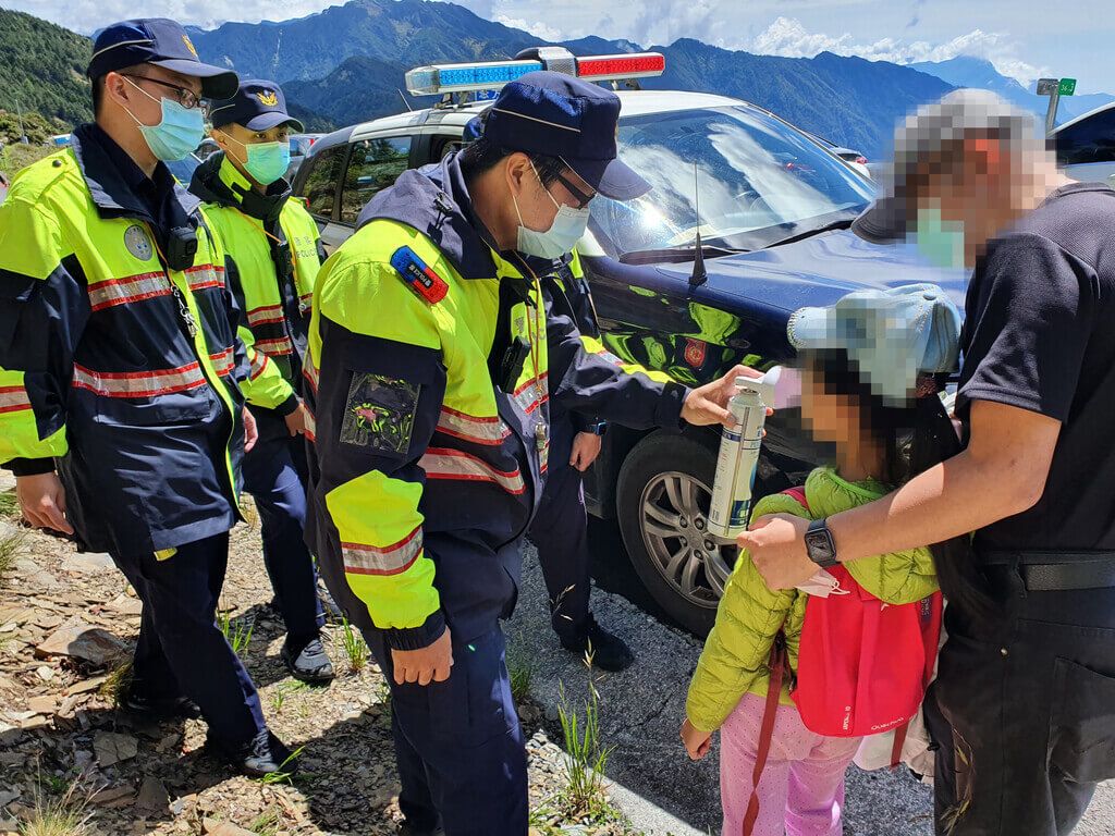 ▲合歡山杜鵑花季登場，吸引各地遊客上山賞花，連日來發生數起兒童身體不適狀況，4日有8歲小女孩出現高山症狀，幸員警很快抵達現場以氧氣隨身瓶供小妹妹吸氧，救護其平安下山。（新城警分局提供）