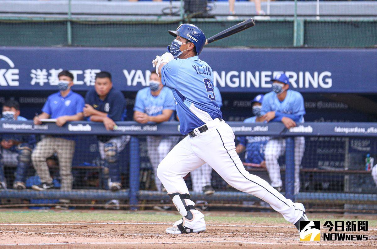 ▲富邦悍將一壘手林益全敲出帶有兩分打點安打。（圖／記者葉政勳攝 , 2022.06.05）