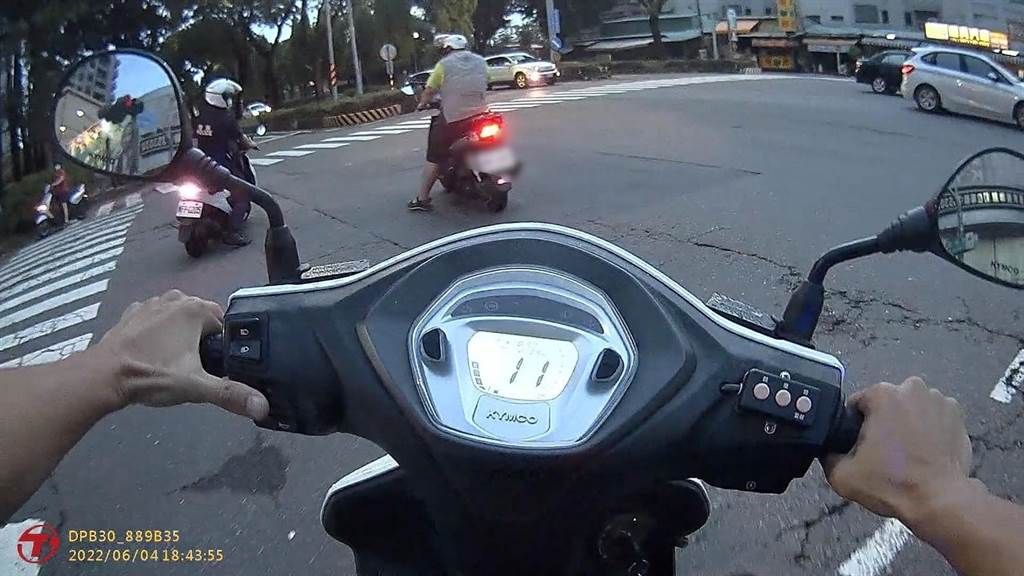 ▲一名50多歲蔡姓前消防員，4日晚間因酒駕被警盤查，卻因嘔吐無法製作筆錄，暫時在警車休息，但卻因不明原因暴斃，送醫後仍搶救無效宣告不治。（圖／翻攝畫面）