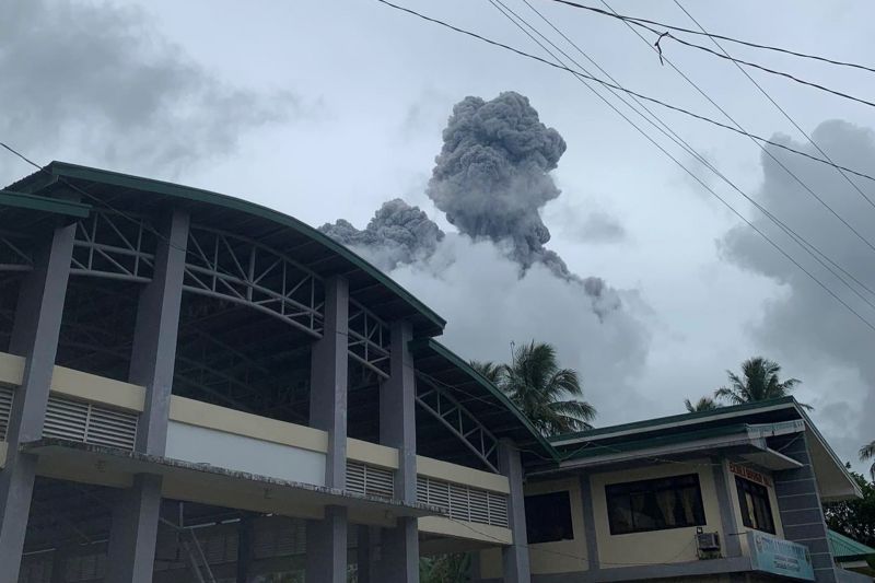 菲律賓呂宋島火山噴發　當局疏散附近居民

