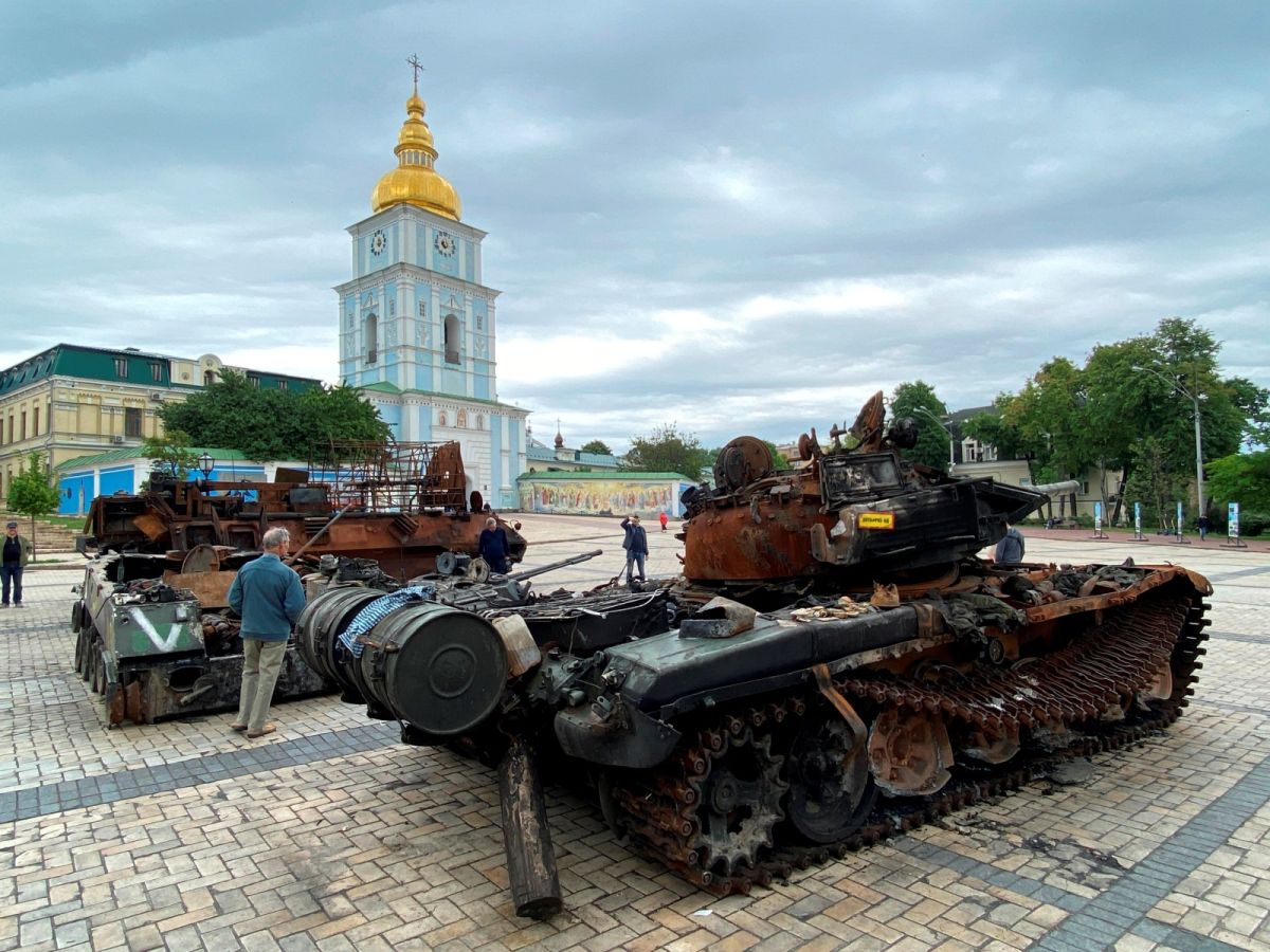 ▲英國智庫「皇家聯合軍事研究所」指出，在烏克蘭尋獲的俄羅斯武器中發現的外國製零件有450多件，證明俄國在侵略烏國之前，多年來已從美國、歐洲和亞洲企業取得重大科技技術。圖為基輔街頭展示的俄軍武器。（圖／美聯社／達志影像）