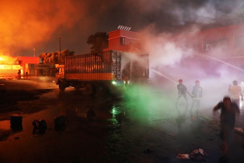 ▲孟加拉南部港市吉大港附近，4日晚間驚傳倉庫大火，造成嚴重死傷。（圖／美聯社／達志影像）