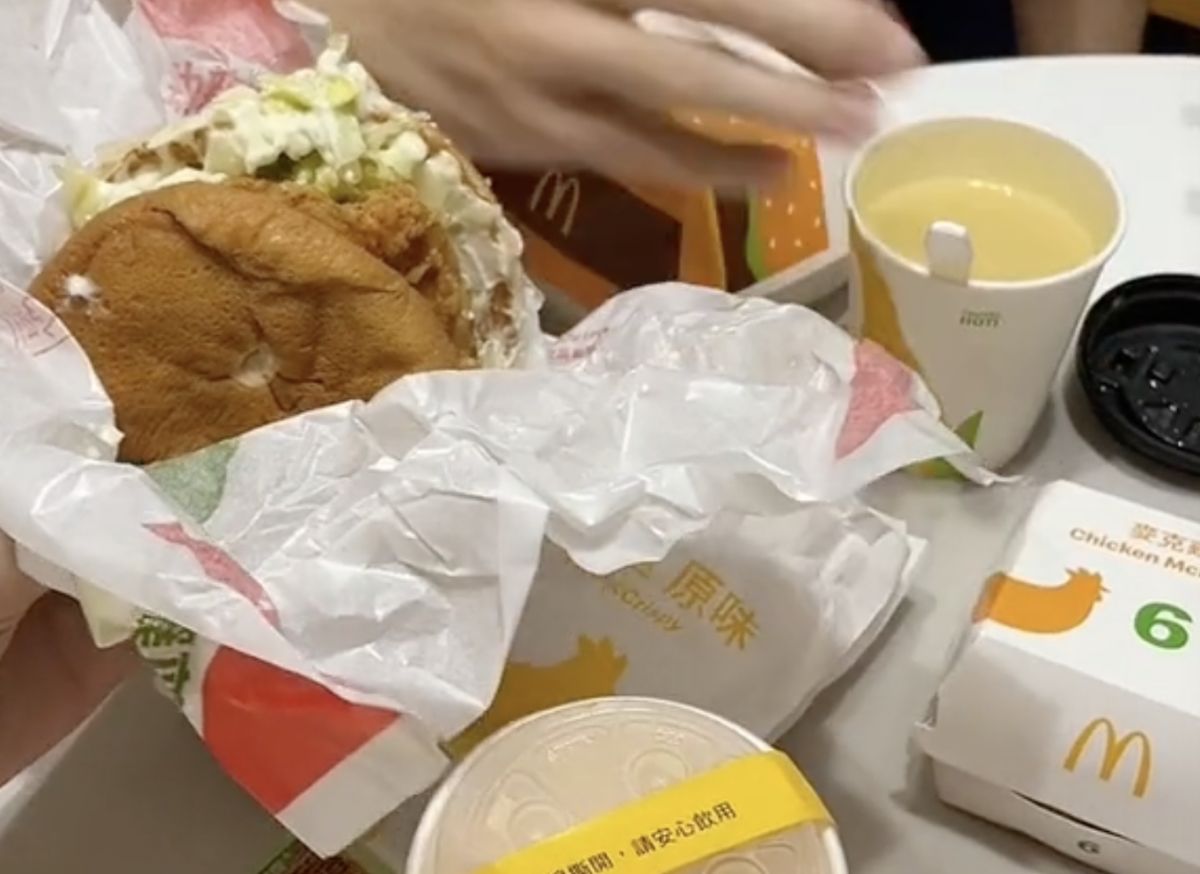 ▲網友分享自己獨門破解的「勁辣雞腿堡吃法」，沒想到貼文引來高達快5萬人按讚，掀起共鳴。（圖/Tik Tok@Zhaooo）