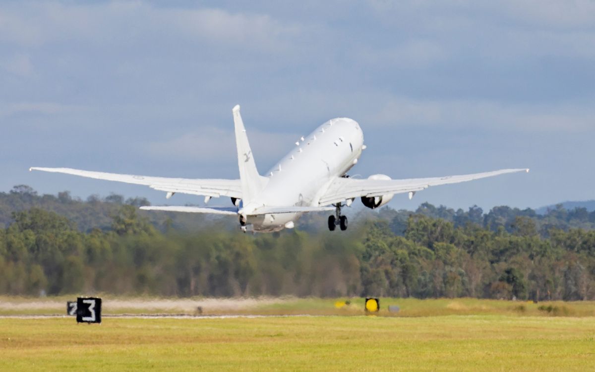 ▲中國被爆曾在5月底於南海危險攔截澳洲偵查機。圖為澳洲P-8偵察機先前飛往東加王國，協助海底火山爆發事宜之資料照。（圖／美聯社／達志影像）